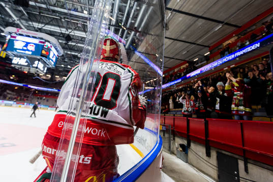 Frölundas målvakt Frederik Dichow jublar