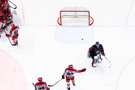 Frölunda jublar och Linköpings målvakt Marcus Högberg
