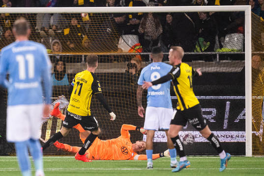 Häckens Samuel Gustafson gör 2-0 bakom Malmö FFs