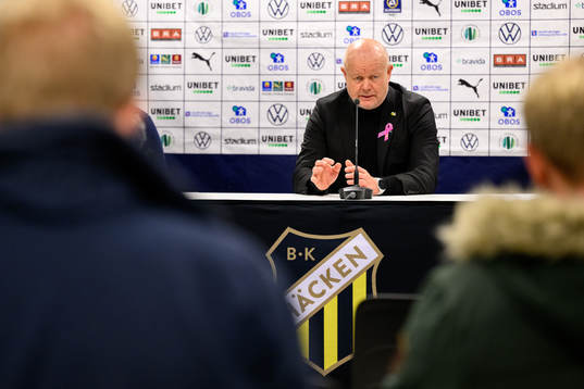 Häckens tränare Per-Mathias Høgmo på en presskonferens