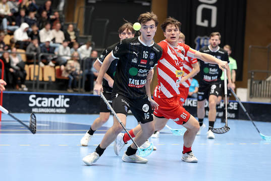 Helsingborgs lagkapten Fredi Petersson och Pixbos lagkapten