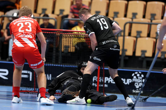 Pixbos målvakt Jon Hedlund och Helsingborgs Linus