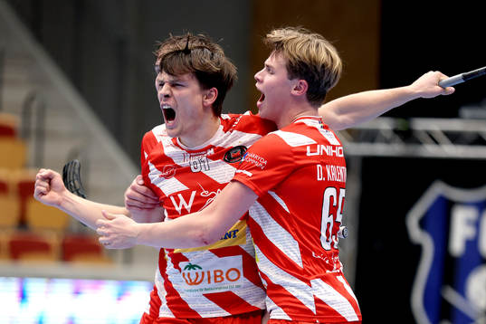 Pixbos lagkapten Gustav Fritzell  och Daniel Kalentun jublar