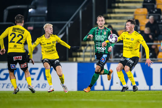 Mjällbys Noah Persson och Varbergs Filip Bohman
