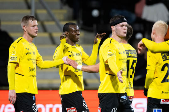 Mjällbys Silas Nwankwo jublar med lagkamrater