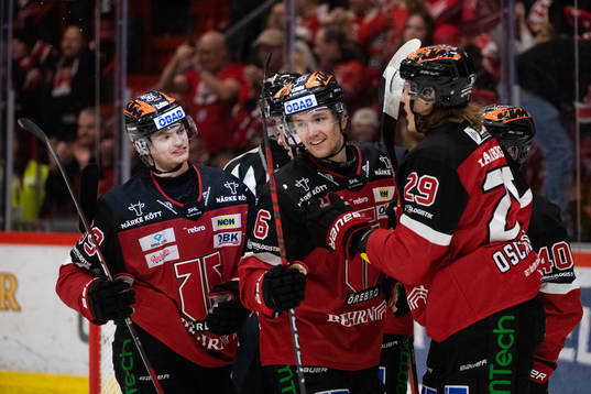 Örebros Adam Hofbauer jublar med lagkamrater