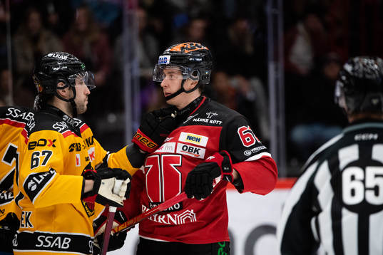 Luleås Konstantin Komarek och Örebros Robert Leino,