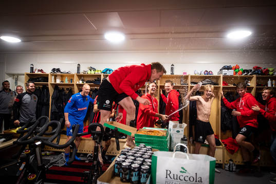 Brommapojkarnas Gustav Sandberg Magnusson jublar med