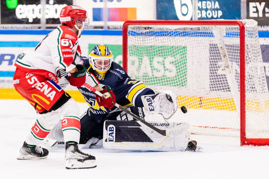 Frölundas Jacob Nilsson gör mål bakom HV71s målvakt