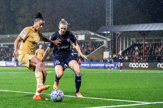 Geyse of Barcelona and Jessica Wik of FC Rosengård