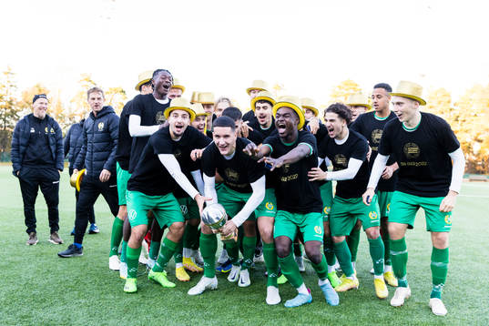 Hammarbys Deniz Gül med pokalen firar SM-guldet med