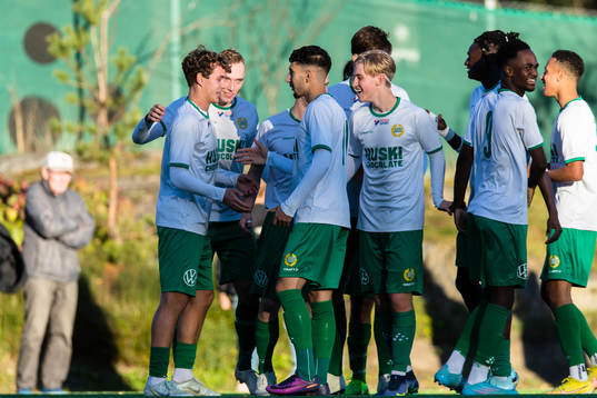Hammarbys Hampus Skoglund (v) gör mål på frispark och