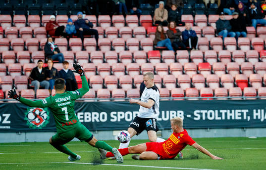 Örebros Daniel Gustafsson och Landskronas målvakt Amr
