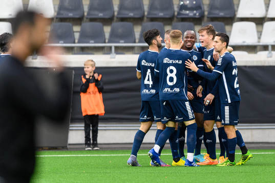 Utsiktens Albin Skoglund jublar med laget