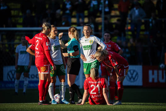 Hammarbys Matilda Vinberg reagerar mot domaren