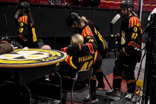 Brynäs målvakt Klara Peslarova skadas