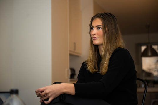 Sävehofs Stella Huselius intervjuunder en fotografering