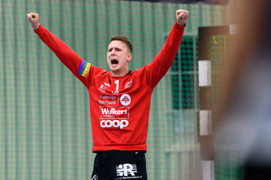 Varbergs målvakt Carl Aronius jublar