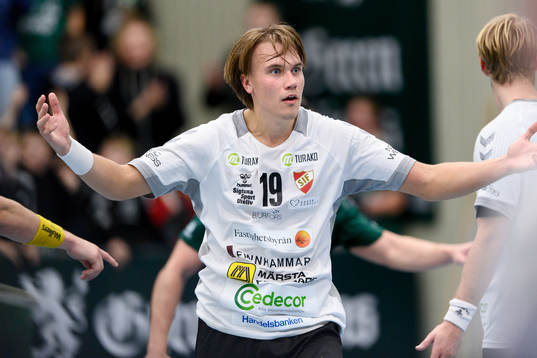 Skånelas Gustav Näslund får rött kort och deppar