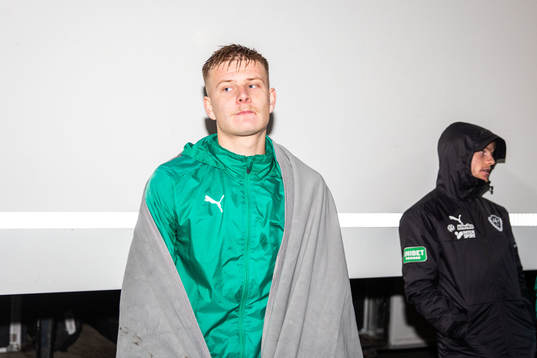 Jönköpings Södras Arvid Eriksson väntar utanför arenan