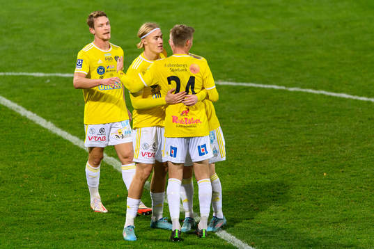 Falkenbergs Oskar Christiansson jublar med laget