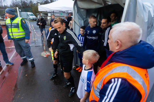 Värnamos Edvin Becirovic väntar med andra spelare på att