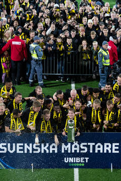 Häckens Erik Friberg jublar med pokalen