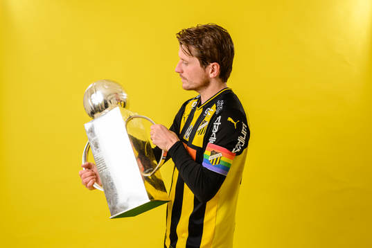 Erik Friberg jublar med pokalen