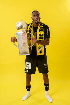 Häckens Blair Sebastian Turgott jublar med pokalen