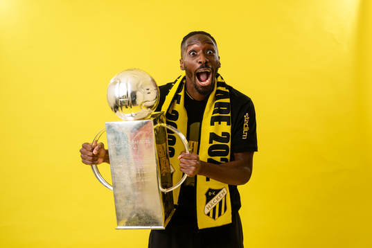 Häckens Blair Sebastian Turgott jublar med pokalen