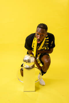 Häckens Blair Sebastian Turgott jublar med pokalen