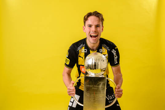 Häckens Lars Olden Larsen jublar med pokalen