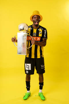 Blair Sebastian Turgott jublar med pokalen
