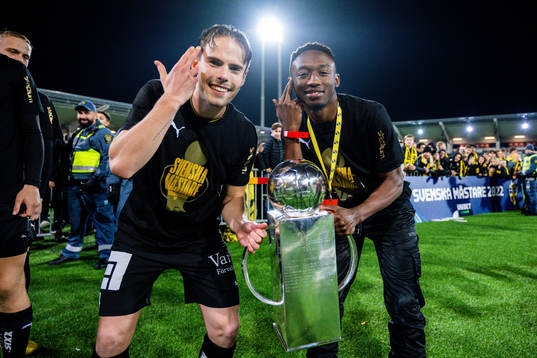 Häckens Lars Olden Larsen och Benie Traore jublar med