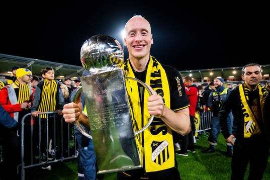 Häckens Valgeir Fridriksson jublar med pokalen