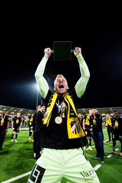 Häckens målvakt Peter Abrahamsson jublar med pokalen