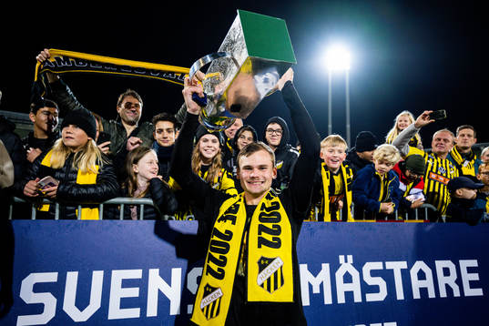 Häckens Oscar Uddenäs jublar med pokalen