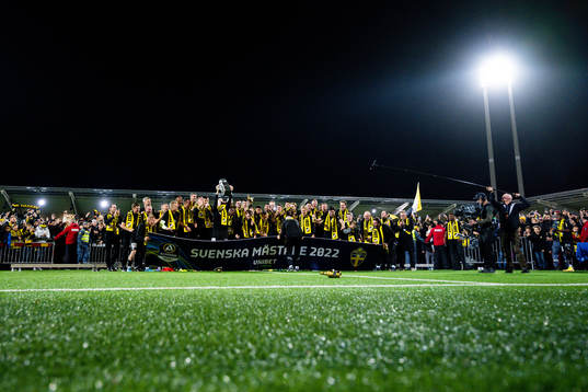 Häckens spelare jublar med pokalen