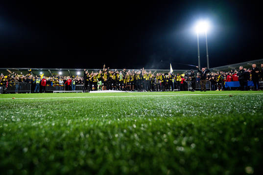 Häckens spelare jublar med pokalen