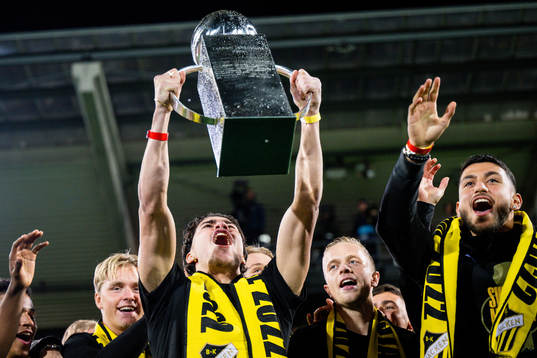 Häckens William Milovanovic jublar med pokalen