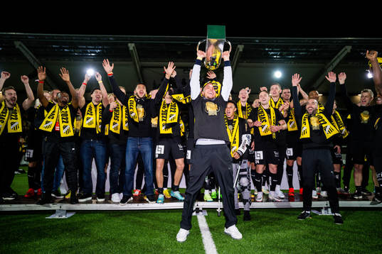 Häckens Ali Youssef jublar med pokalen