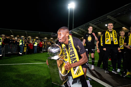 Häckens Blair Sebastian Turgott jublar med pokalen