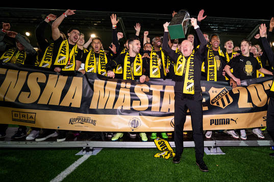 Häckens tränare Per-Mathias Høgmo jublar med pokalen