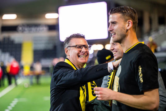 Häckens ledamot Johan Lövqvist och Johan Hammar jublar