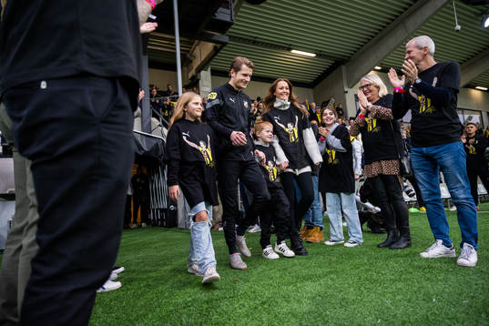 Häckens Erik Friberg med familj