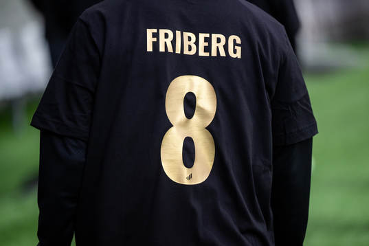 En t-shirt med namn och nummer tillhörande Häckens Erik