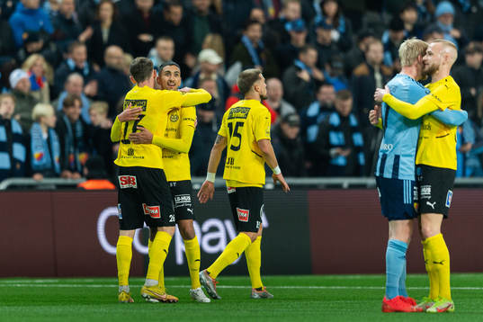 Mjällbys Noah Persson och Amir Al-Ammari jublar