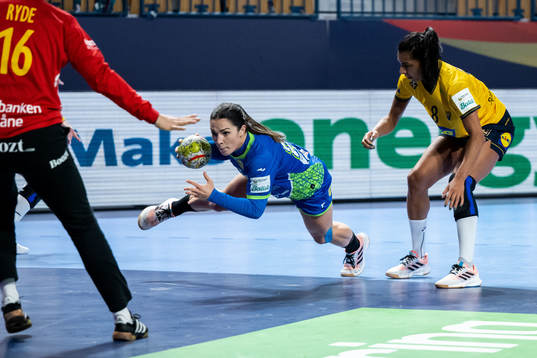 Maja Svetik of Slovenia and Jamina Roberts of Sweden