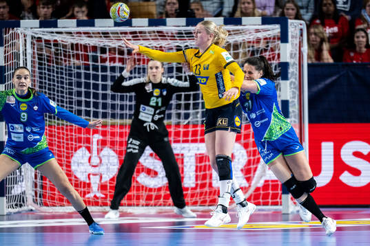 Emma Lindqvist of Sweden and Amra Pandzic of Slovenia