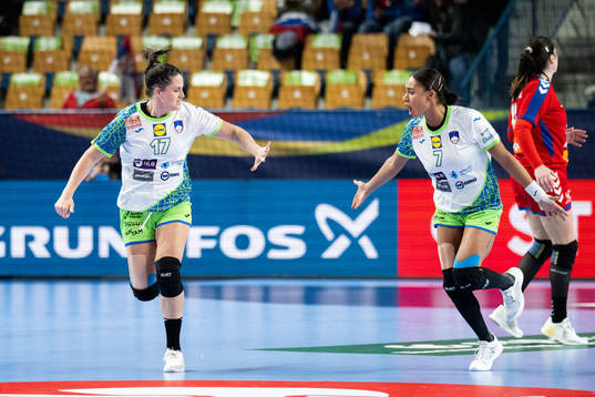Natasa Ljepoja och Elizabeth Omoregie of Slovenia celebrate